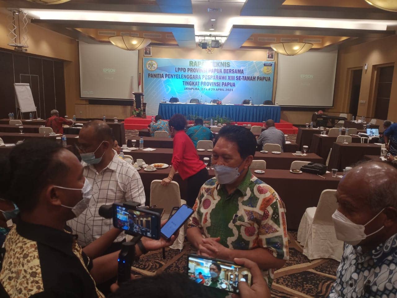 Ketua LPPD Provinsi Papua Drs. Elia Loupatty MM