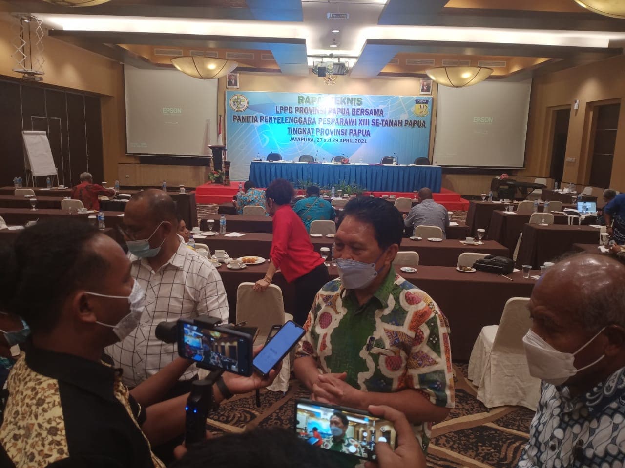 Ketua LPPD Provinsi Papua Drs. Elia Loupatty MM