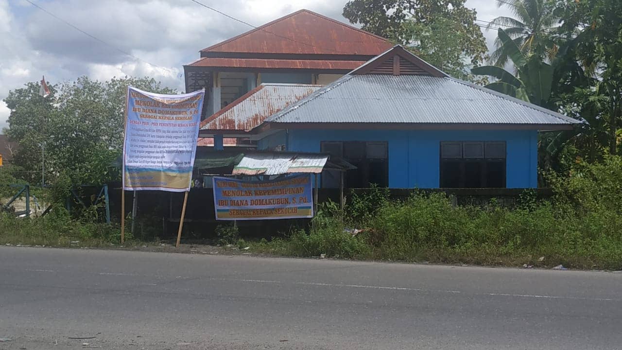 Spanduk tuntutan ganti Kepsek SDN Inauga yang sudah dicopot