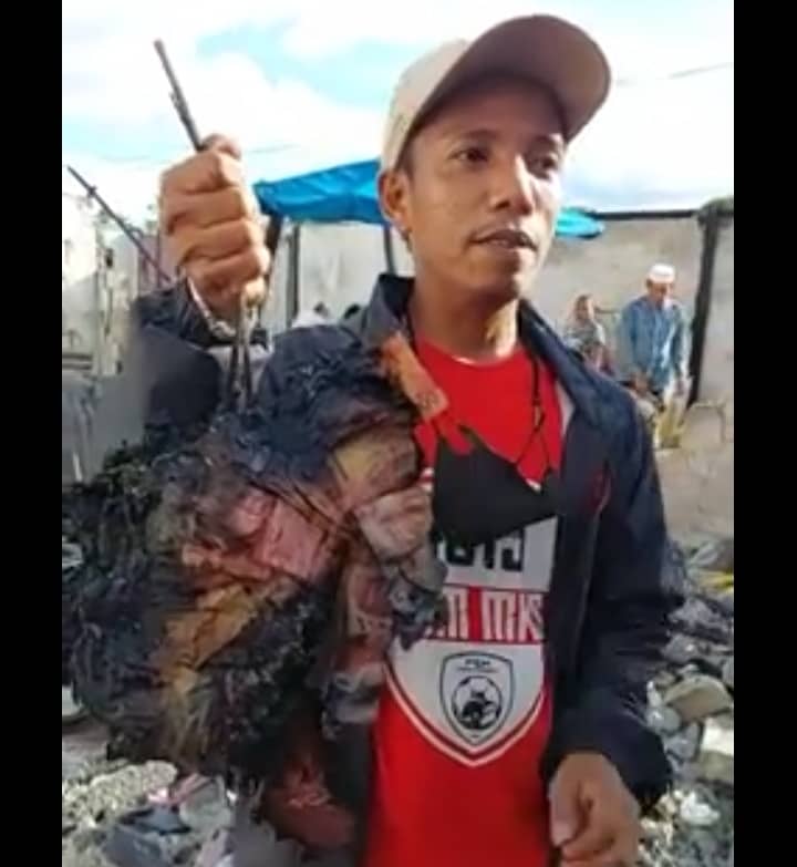 Daeng Yuyun menunjukan tumpukan uang yang hangus terbakar