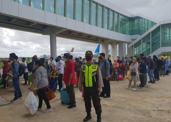 Aktivitas di Ruang Kedatangan Bandara Mopah