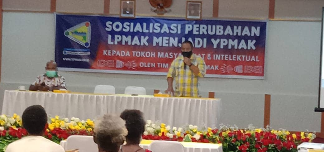 Anggota Divisi Humas Tobias Maturbongs sebagai moderator dalam sosialisasi
