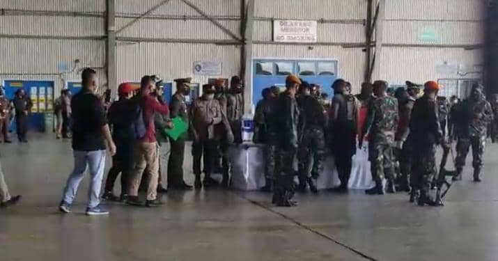 Penjemputan jenazah di Bandara Mozes Kilangin