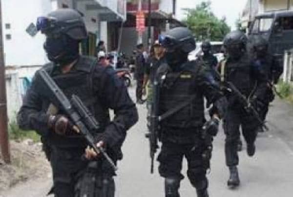 Ilustrasi berita pinpost: 10 Terduga Teroris Dibekuk Densus 88 di Merauke, Dibantu Brimob dan Polisi