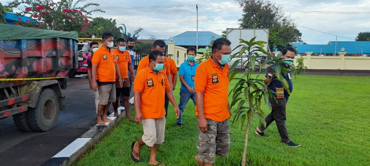 Para tersangka dan barang bukti diamankan di Polres