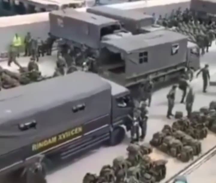 Pasukan TNI tiba di Pelabuhan Jayapura