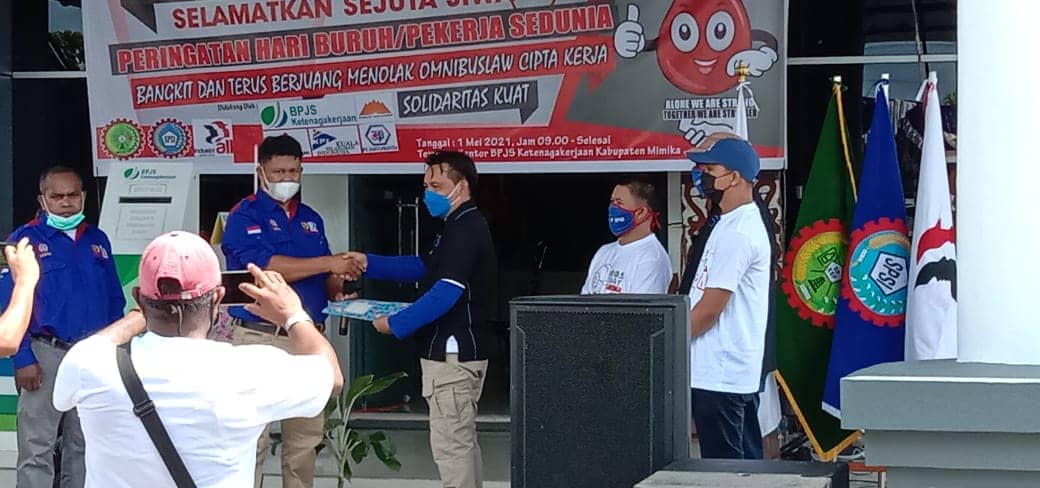 Penyerahan perpanjangan kepengurusan PUK Internasional SOS PT Alas Emas Abadi yang diterima ketua PUK Internasional SOS