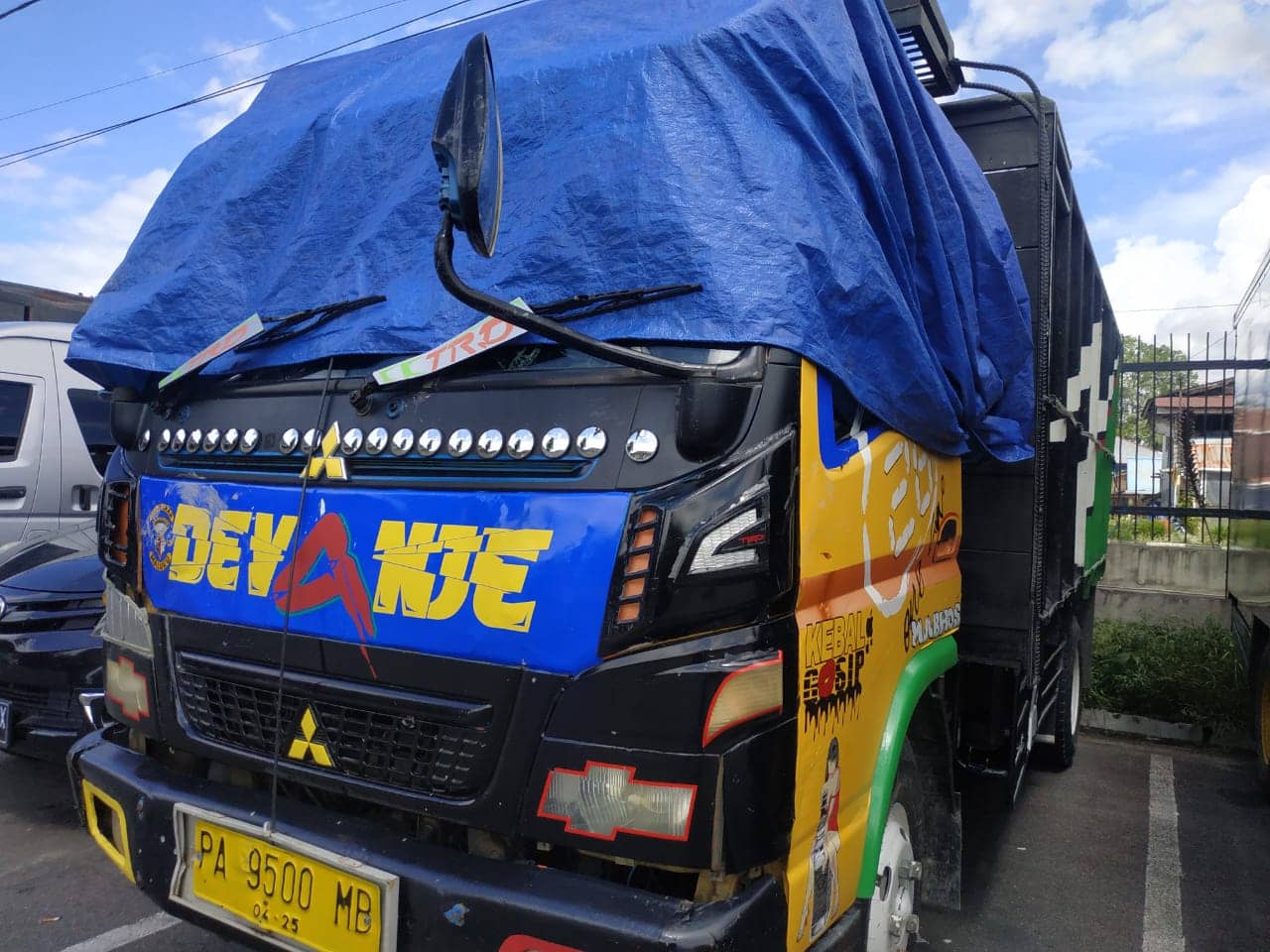 Truk yang dilempari para pemabuk di Pomako