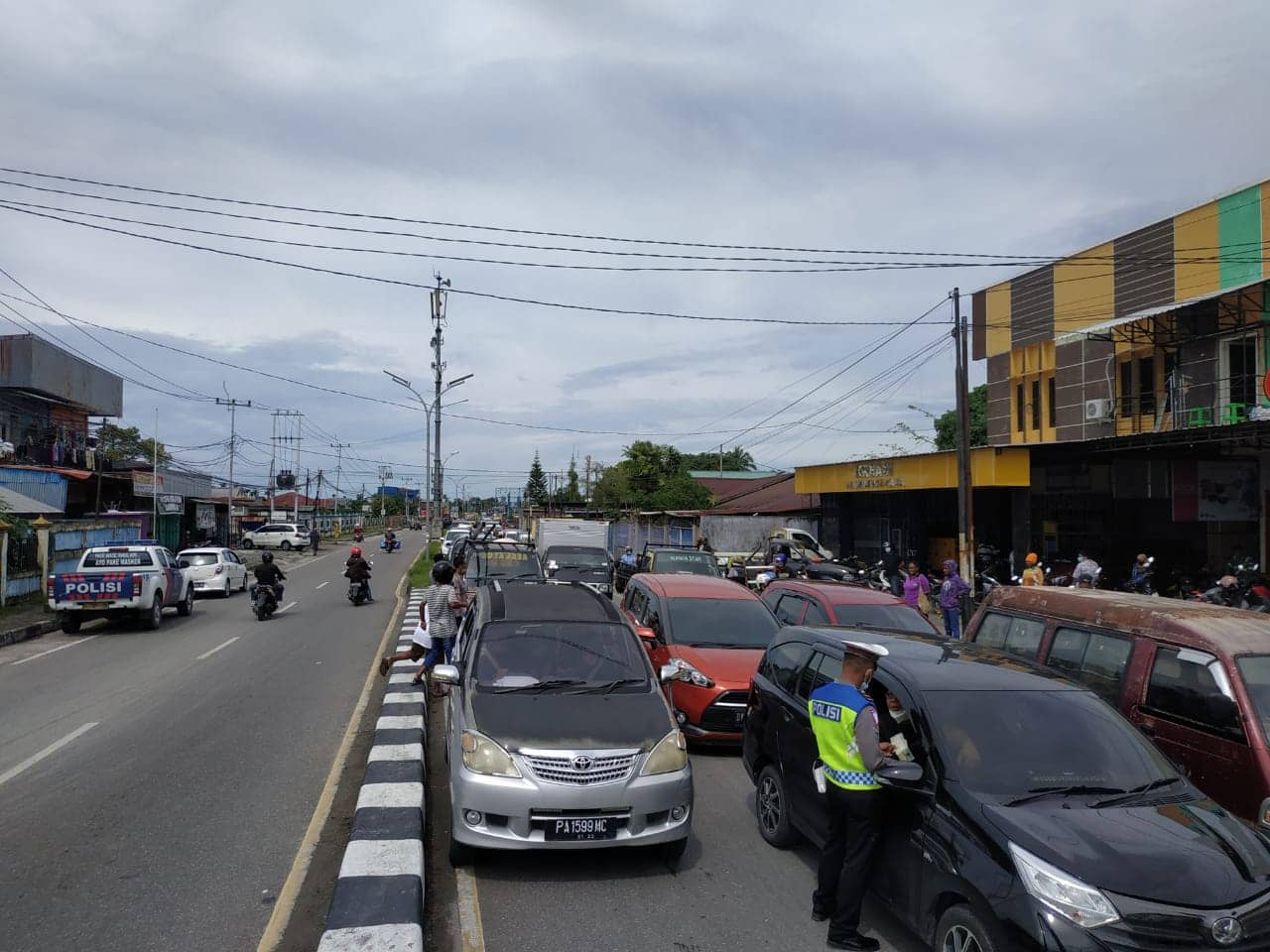 Suasana jalan Yos Sudarso saat dilaksanakan razia oleh petugas