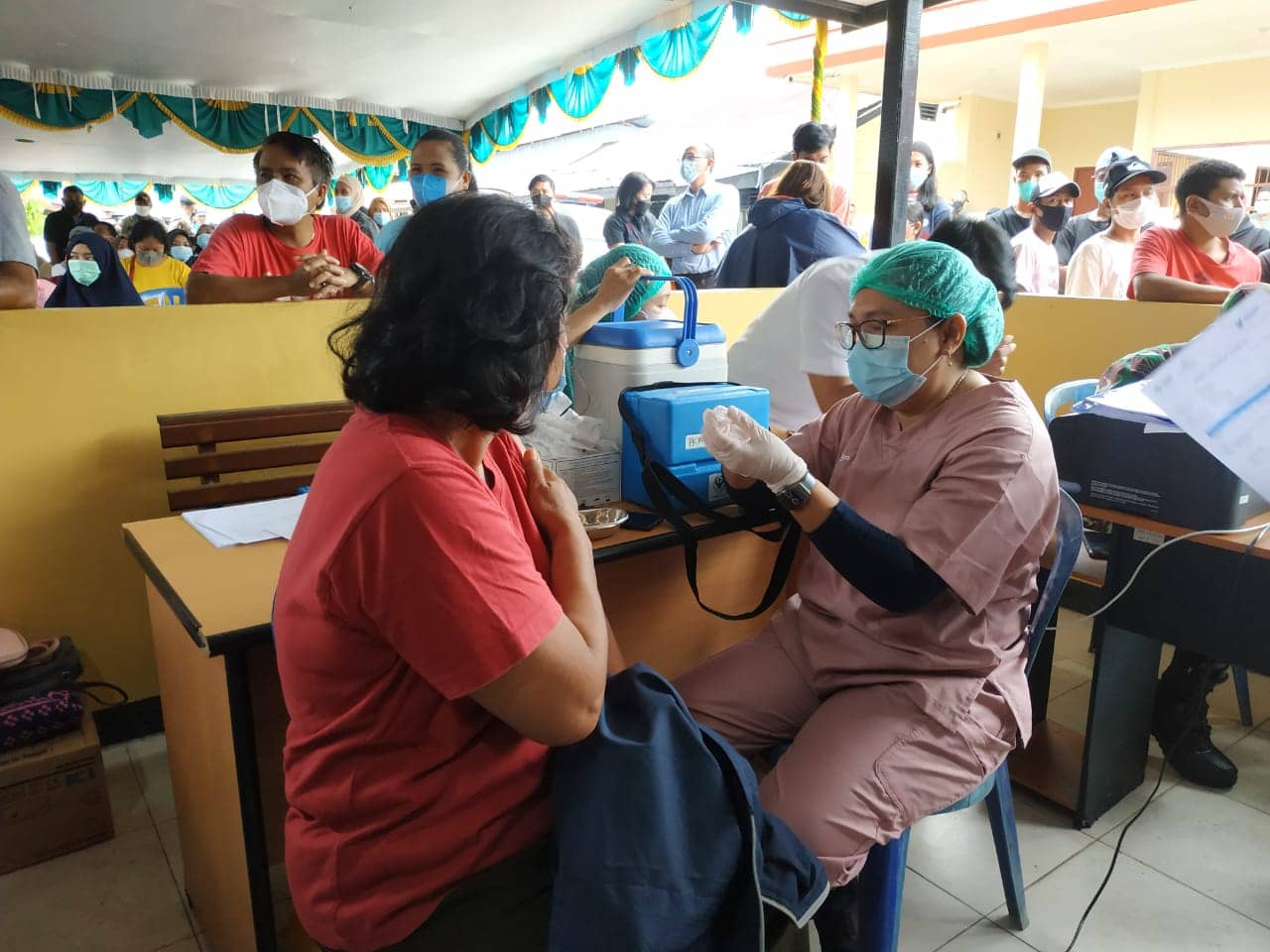 Warga yang ikut vaksin covid 19 di Timika.