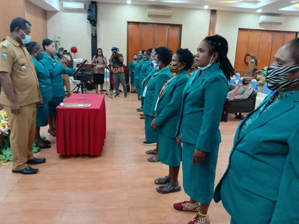 Ketua PKK Distrik Kwamki Narama Ny Ribka Suebu melantik pengurus PKK Kampung dan Kelurahan di Wilayah Distriik Kwamki Narama