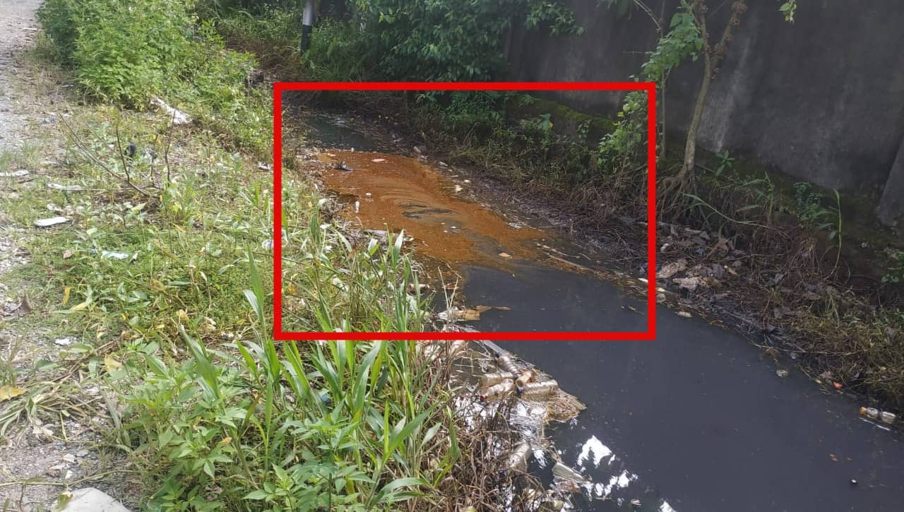 Tumpahan oli menggenangi kompleks Jl Rambutan