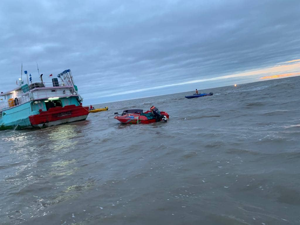 Speedboat yang hilang tampak terapung