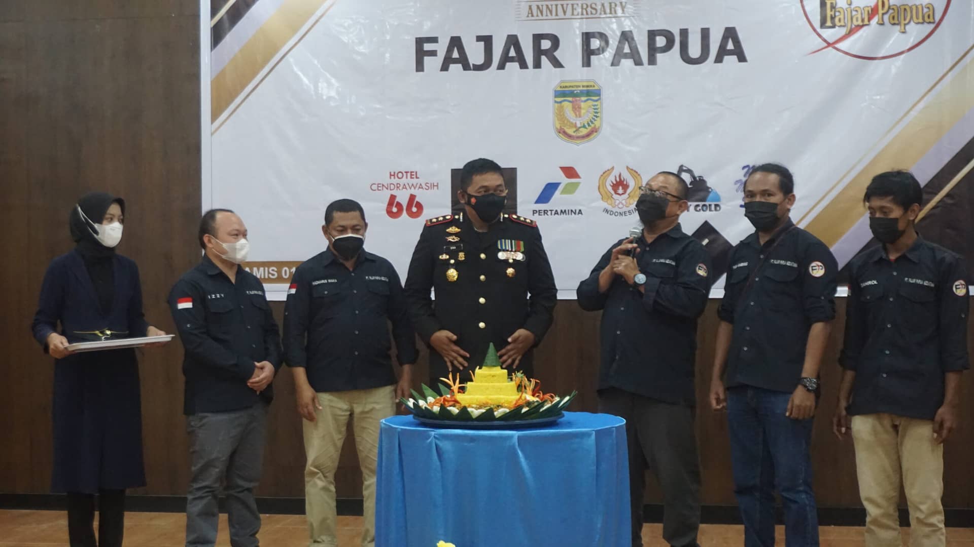 7Pemotongan Tumpeng dipimpin oleh Kapolres Mimika