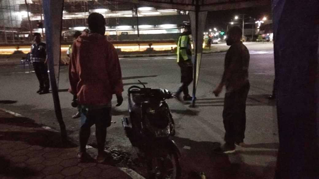 Ilustrasi berita Mimika: Terobos Sekat Jalan Dua Pemabuk Dihentikan Polisi, Miras Ditumpah, Disuruh Pulang Jalan Kaki