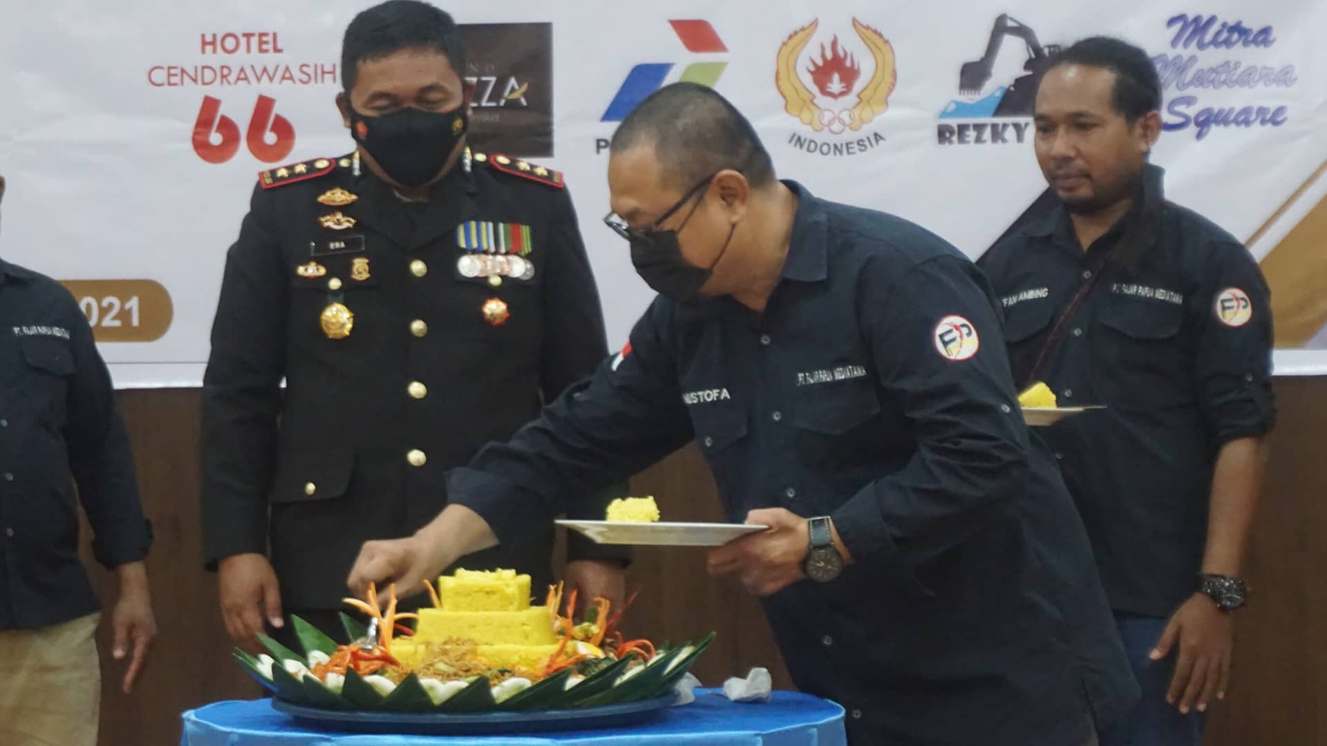 Pemberian Tumpeng dari Komisaris Utama Fajar Papua kepada Kapolres Mimika