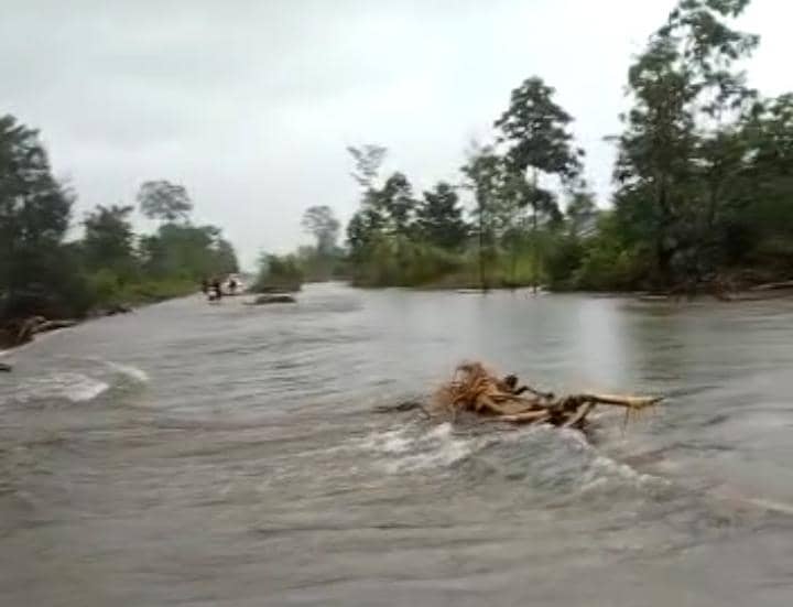 Banjir melanda jalan Trans Nabire.