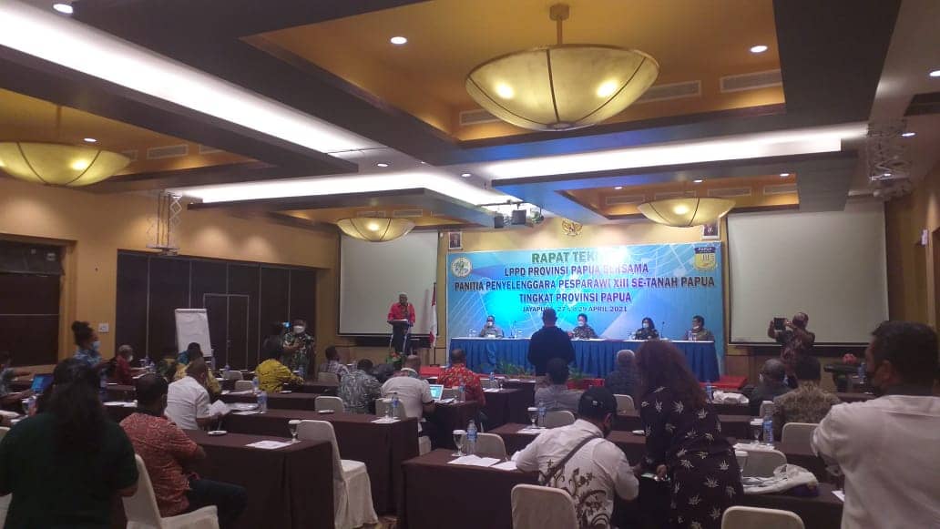 Ketua LPPD Provinsi Papua Elly Loupatty sedang mendengar pemaparan persiapan dari Ketum Panpel Pesparawi XIII Setanah Papua, Johannes Rettob di Jayapura beberapa waktu lalu.