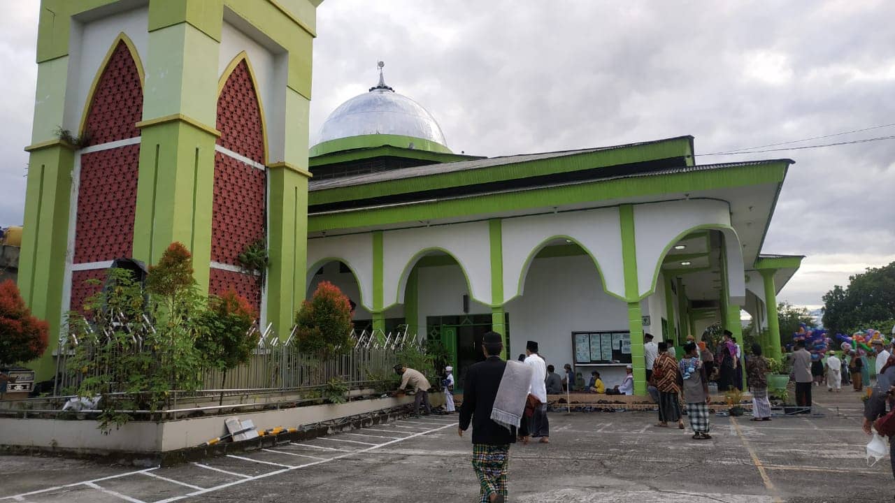 Jamaah membludak hingga keluar Masjid