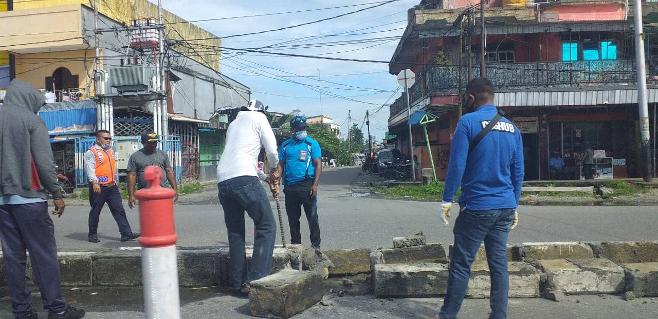Petugas sedang lakukan pembongkaran.
