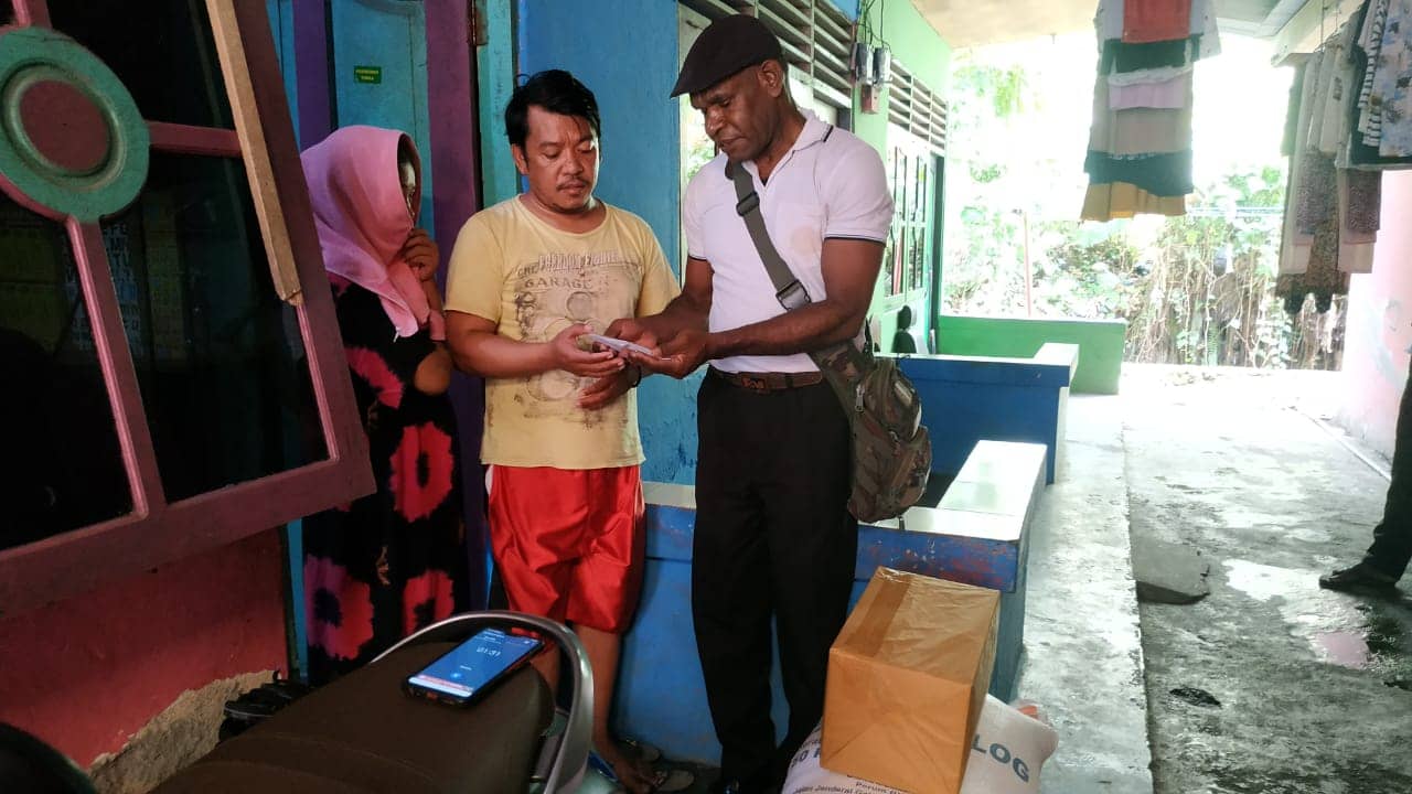 Panius Kogoya memberikan bantuan duka kepada orang tua korban