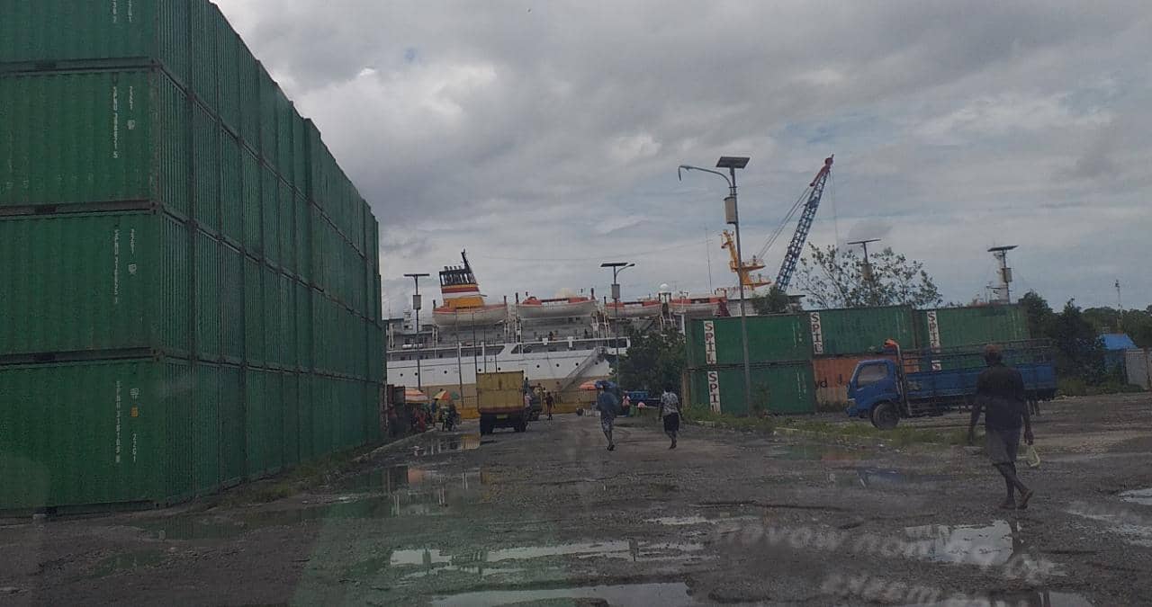 KM Sirimau yang masuk Pelabuhan Pomako, Kamis (22/7).