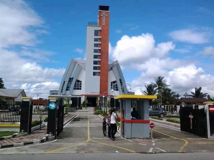 Gereja Katolik St Stefanus Sempan Timika mulai hentikan misa tatap muka.