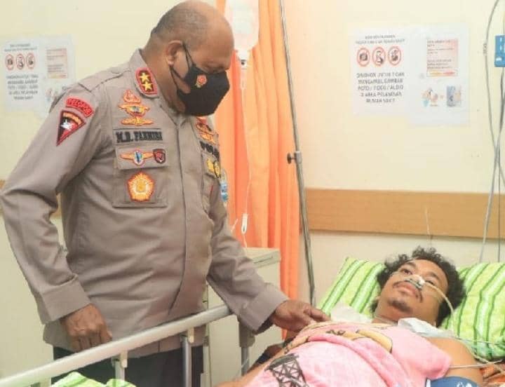 Kapolda sedang jenguk Briptu Kenny Karlos