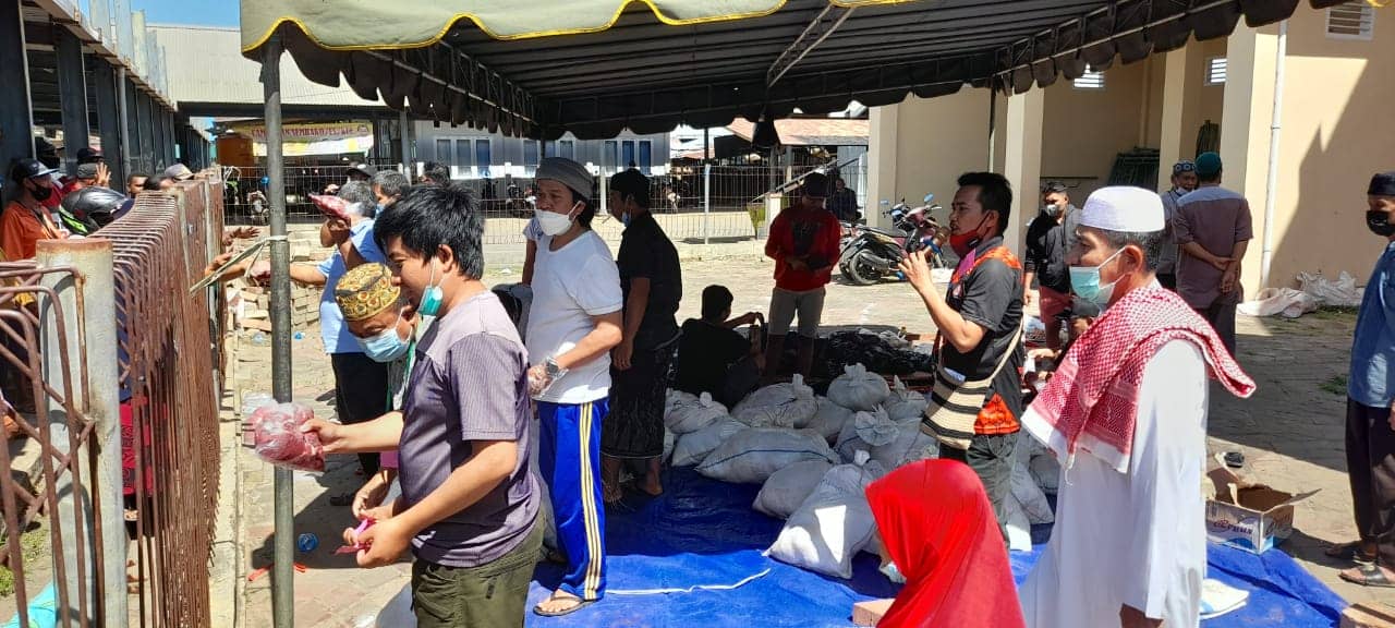 Pembagian daging kurban di Masjid Nurul Mujahidin