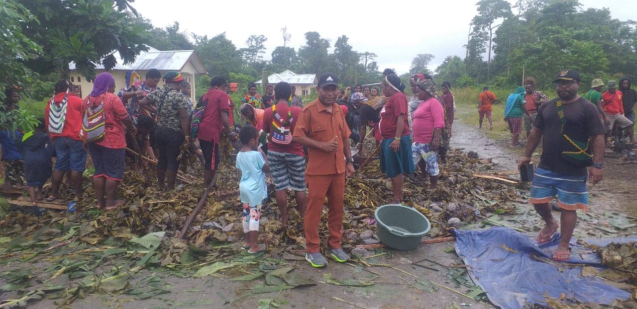 Romanus Omaleng saat acara bakar batu