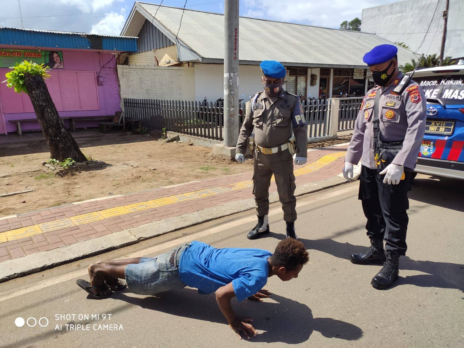 Sanksi Push Up dikenakan kepada seorang warga yang tidak menggunakan masker