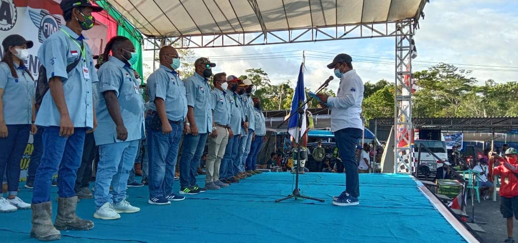 Sekretaris IMI Papua Andi Edi Djafar mengambil sumpah dan melantik pengurus IMI Mimika.