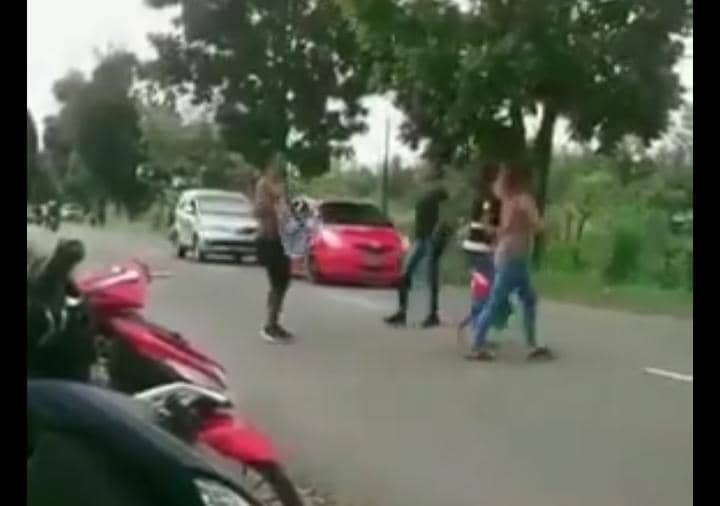 Seorang pria menari di jalan