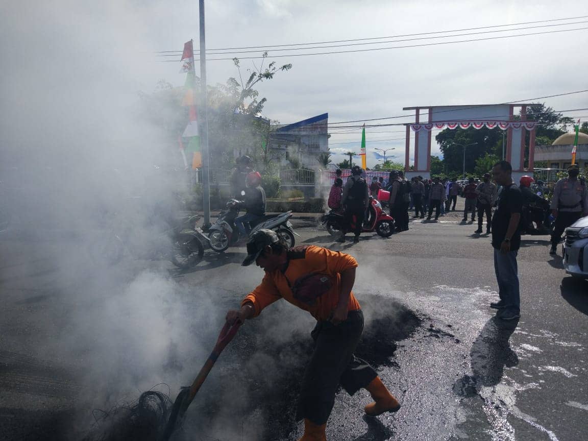 Aksi Protes oleh DPRD Mimika Periode 2014 2019 didepan Kantor DPRD Mimika