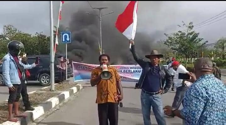 DPRD Mimika periode 2014 2019 menggelar orasi bakar ban di depan gedung dewan