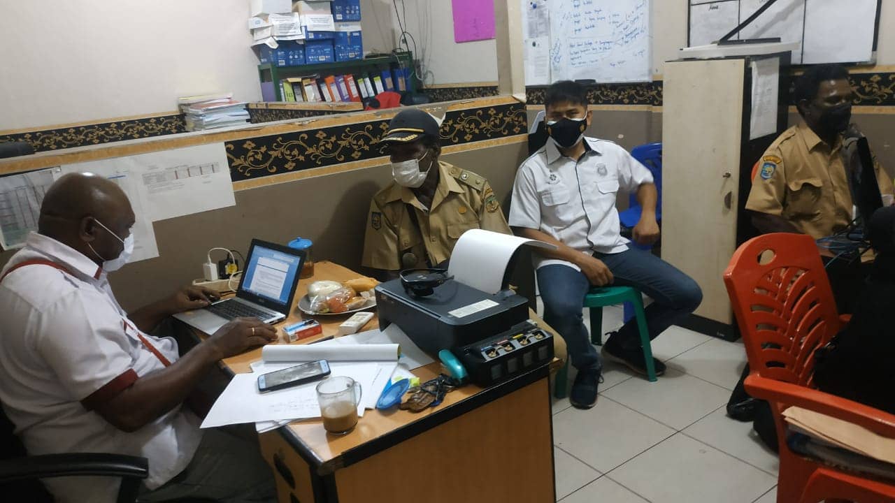 Kepala kampung saat diambil keterangan oleh polisi