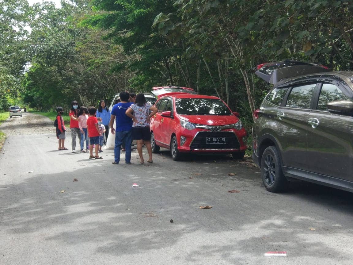 Warga dari kota Timika sedang mengunjungi kampung Mandiri Jaya