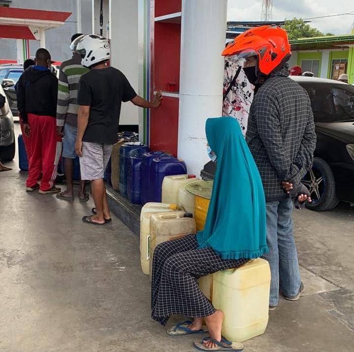 Saat BBM langkah, pengisian melalui jerigen malah marak.