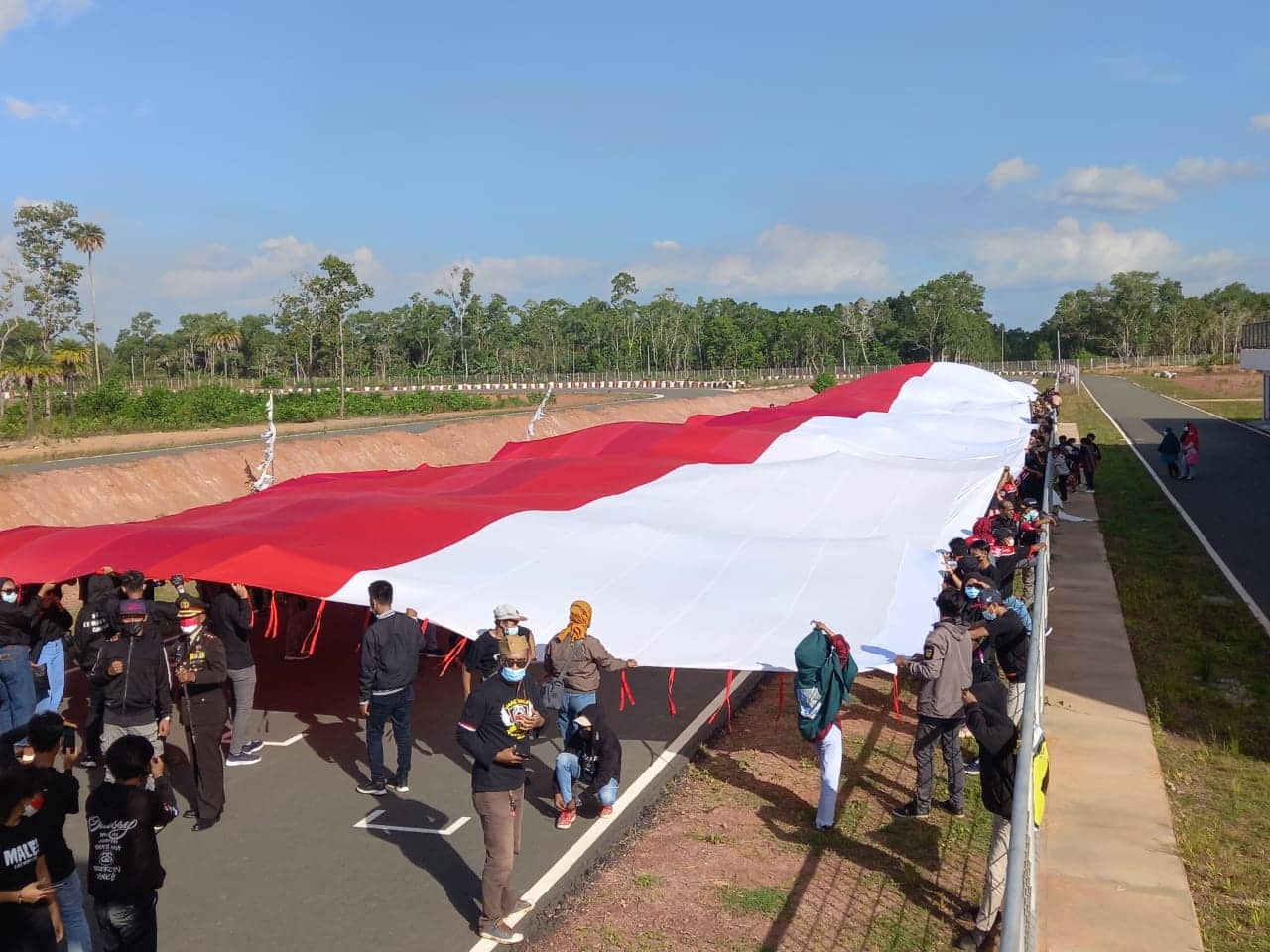 Ilustrasi berita Papua: 'Merah Putih’ Ukuran Raksasa Dibentangkan di Venue PON XX Sirkuit Balap Motor Merauke
