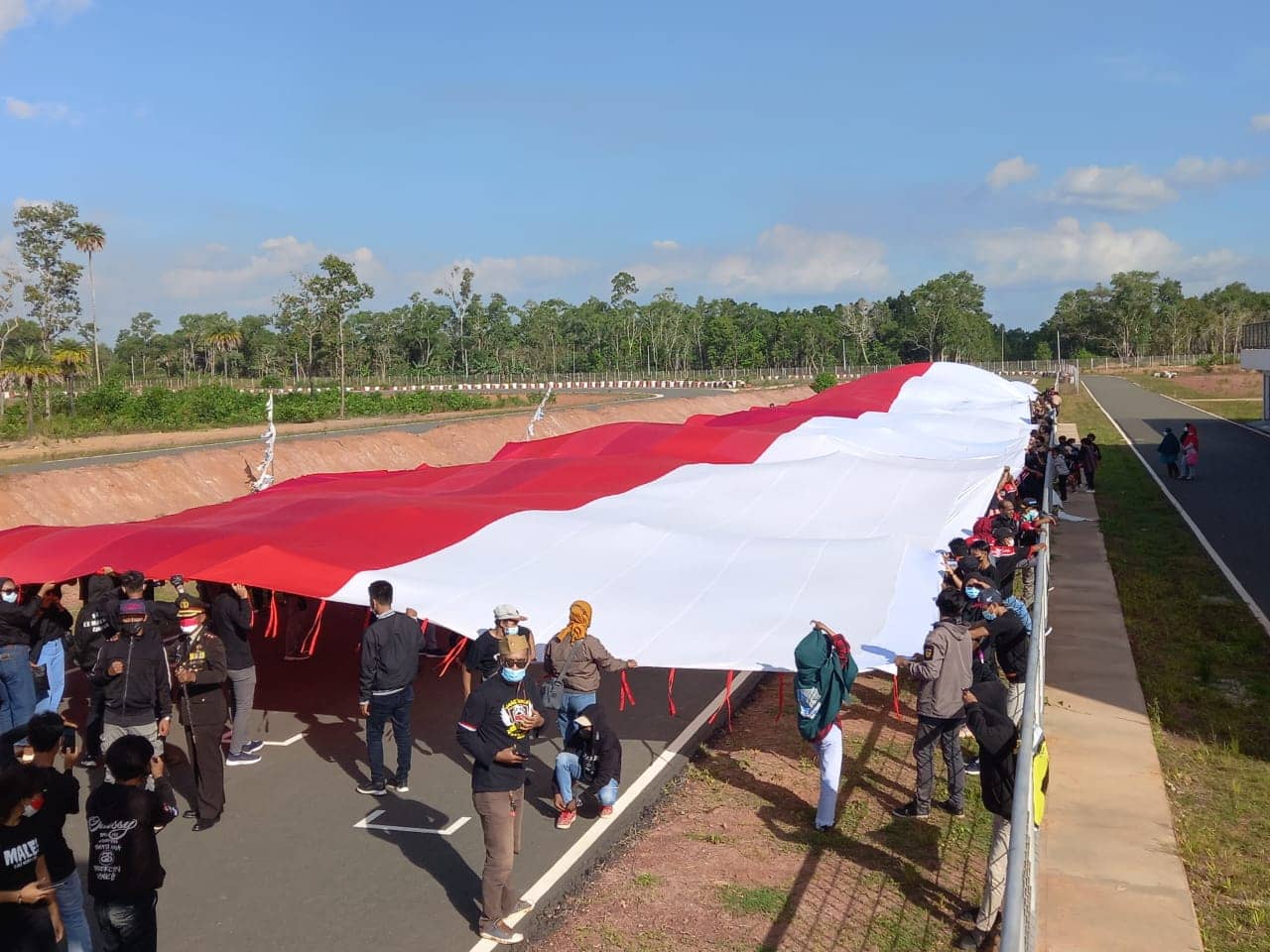 Masyarakat Membentangkan Merah Putih Ukuran Raksasa