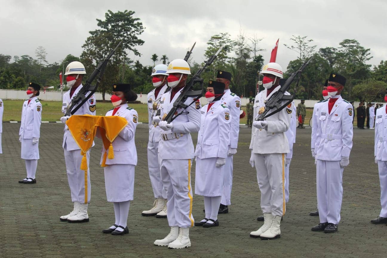 Personil Brimob Timika yang ikut mengawal pembawa baki pada HUT RI ke-76 di halaman Sentral Pemerintahan SP 3, Selasa (17/8).
