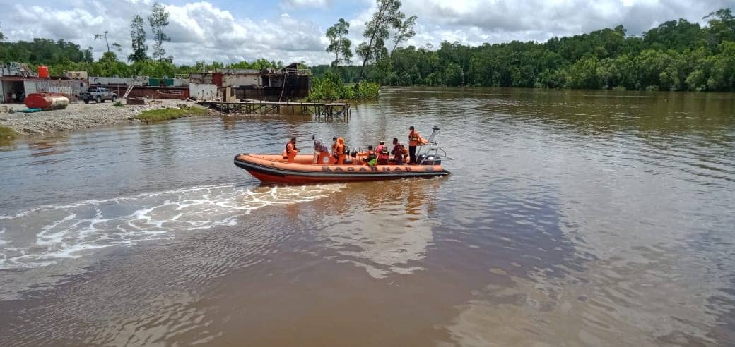 Tim SAR melakukan pencarian