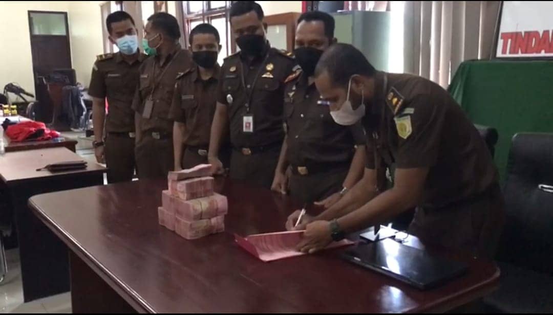 Uang negara yang dikembalikan para tersangka.