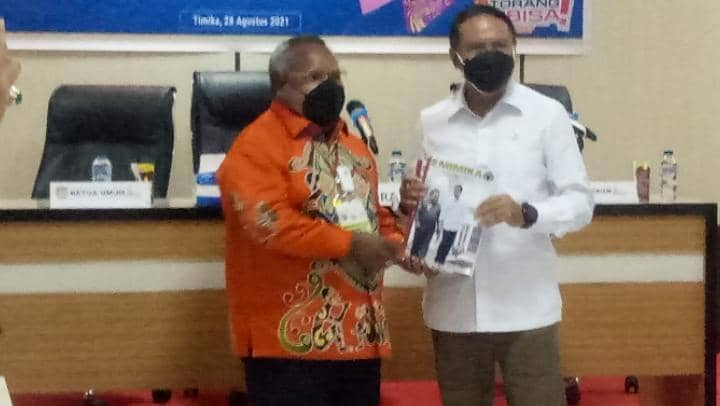 Menteri Pemuda dan Olahraga Zainudin Amali bersama Bupati Mimika Eltinus Omaleng.