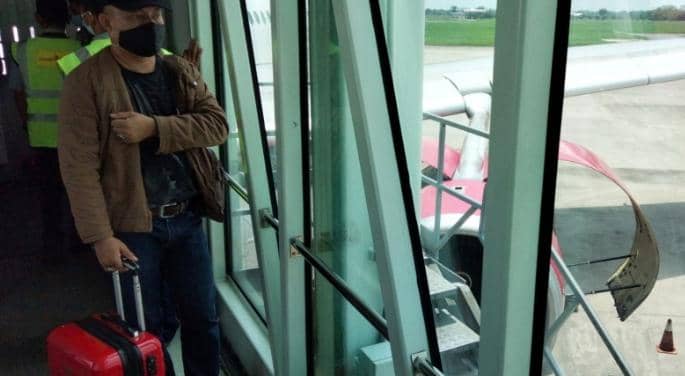 Penumpang pesawat udara Batik Air dari Aceh turun di terminal Bandara Internasional Kualanamu, Deli Serdang, Sumatera Utara, setelah pesawat udara yang mengangkut penumpang tujuan Jakarta teesebut mengalami gangguan teknis di bagian mesin
