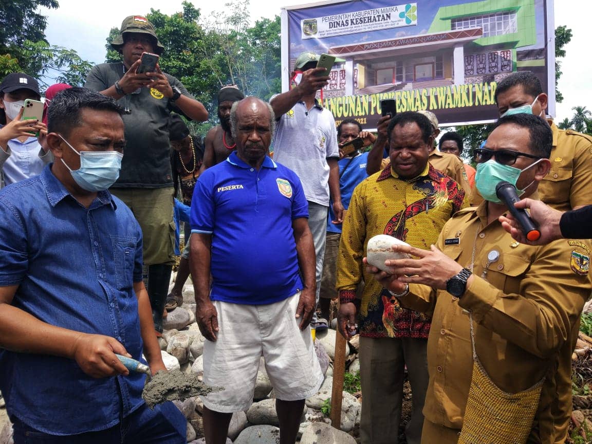 Sekda Mimika Michael Gomar saat memimpin acara peletakan batu pertama pada Puskesmas Kwamki Narama