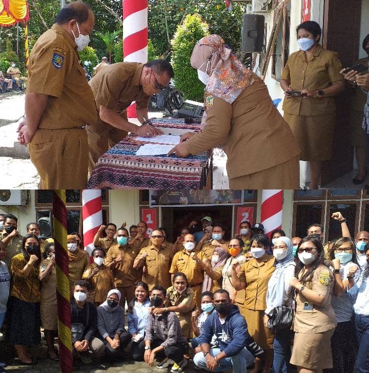 Foto atas : Ir Limi Mokodompit menandatangai dokumen Sertijab kepada pejabat baru Ir Syahrial Foto bawah : Ir Limi Mokodompit dan Ir Syahrial foto bersama ASN DLH Mimika.