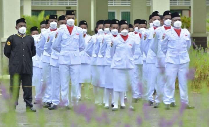 Pasukan Pengibar Bendera Paskibra yang diwakilli oleh siswa siswi kelas 7 hingga kelas 9 Sekolah Asrama Taruna Papua