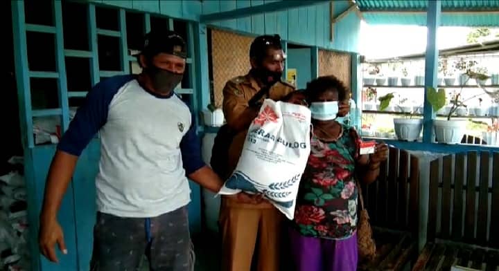 Ilustrasi berita Mimika: Kantor "Ibu Risma" Salurkan Bantuan 10 Kilogram Beras ke 275 Warga Kampung Nawaripi