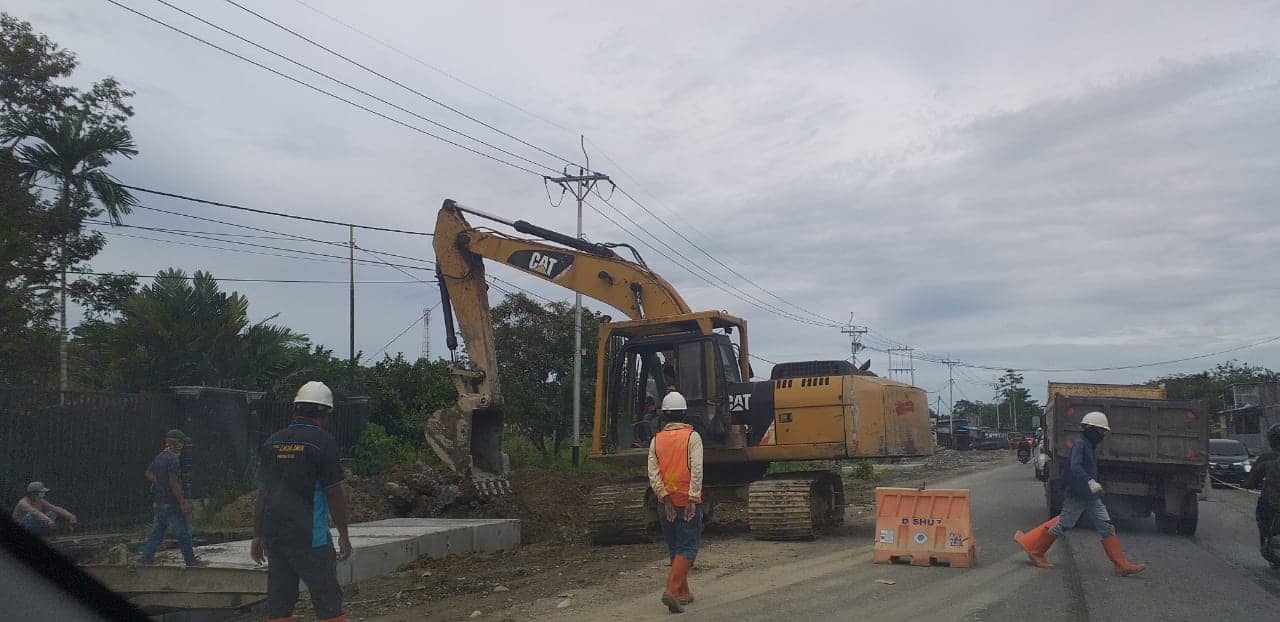 Proyek Jalan Cenderawasih yang sedang dikerjakan